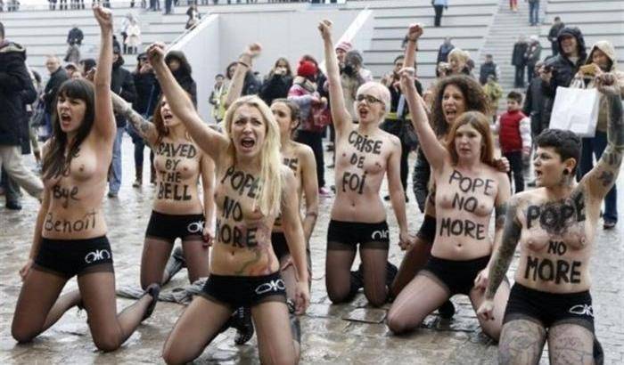 Femen a seno nudo in piazza San Pietro contro il Papa