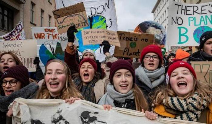 Studenti e donne in marcia per il futuro dell'umanità