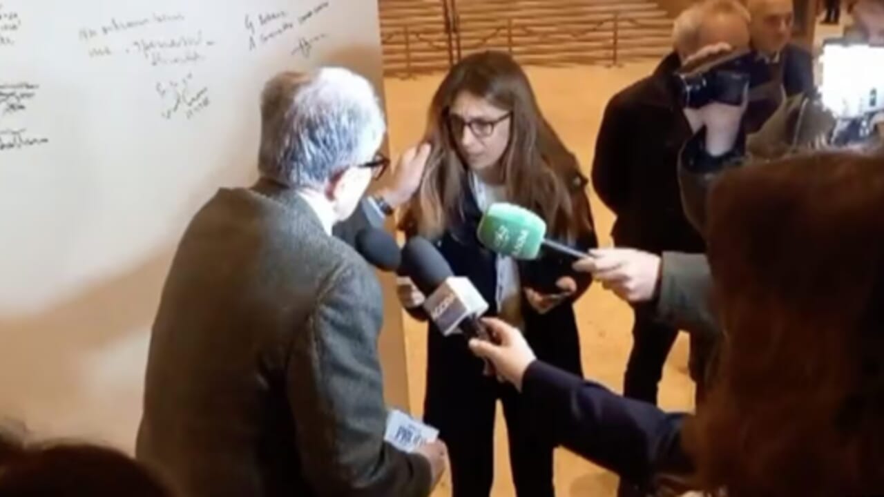 Perché tirare i capelli ad una giornalista mentre fa il suo lavoro non va bene