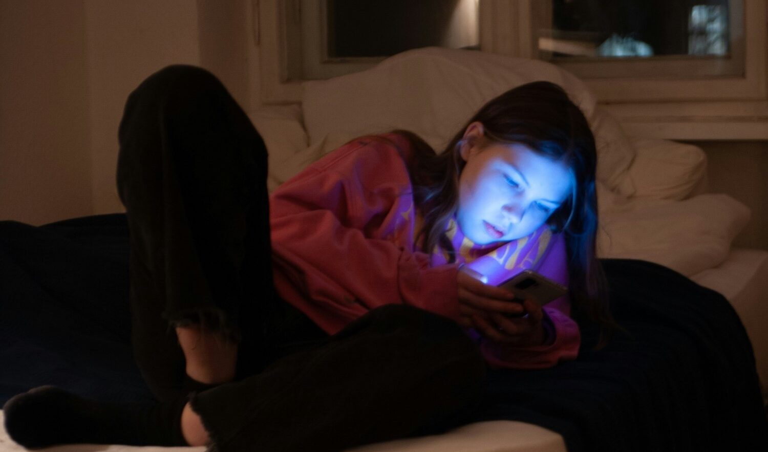 L'orco in cameretta: così apriamo la porta digitale ai predatori sessuali dei nostri figli