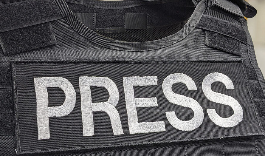 Andarsela a cercare sui fronti di guerra: Sgrena racconta il mestiere del giornalismo