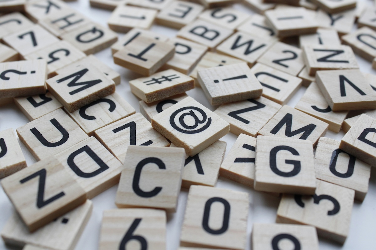 La crepa nel discorso: il lessico del potere e la disobbedienza delle parole