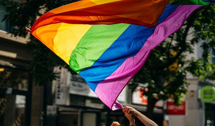 Nasce la Carta Arcobaleno per un giornalismo rispettoso delle persone LGBTQIA+